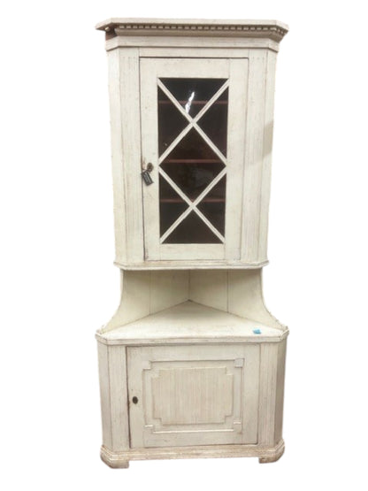 Gustavo Corner Cabinet