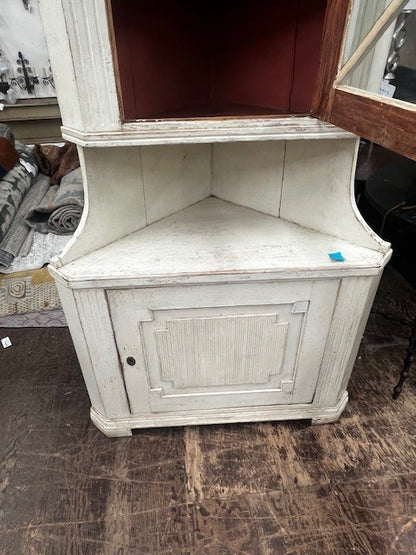 Gustavo Corner Cabinet